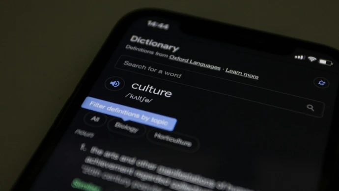 un primer plano de un teléfono celular con un diccionario en la pantalla